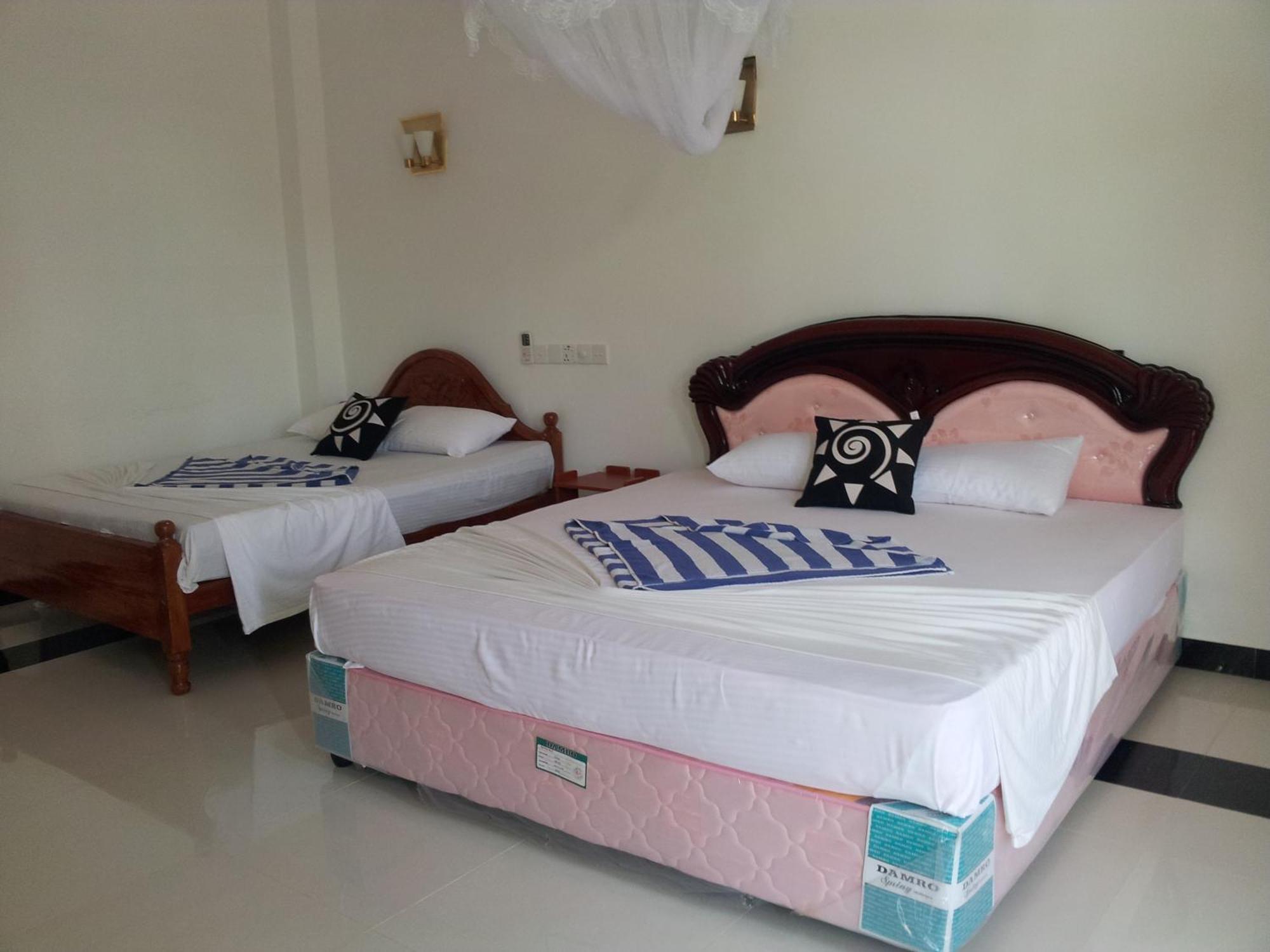 Peacock Reach Hotel Tissamaharama Phòng bức ảnh